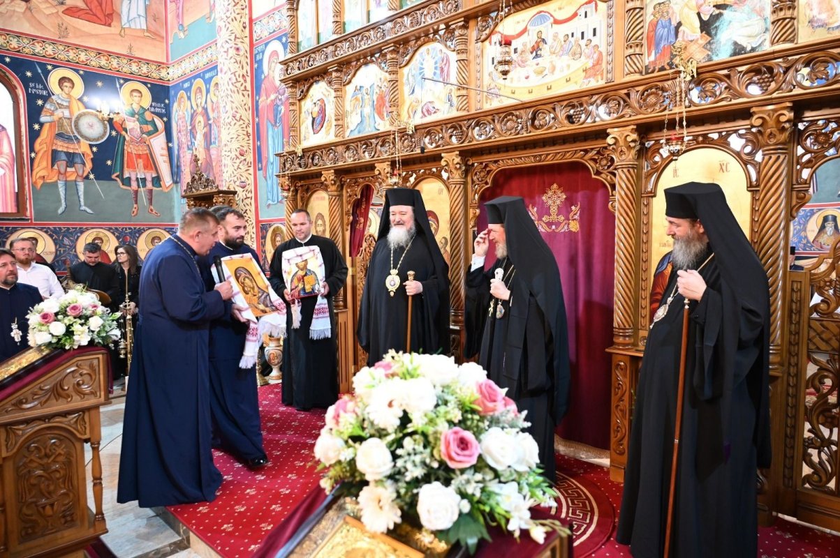 Trei ierarhi au sfințit Biserica „Sfântul Mare Mucenic Dimitrie, Izvorâtorul de Mir”, din Oradea 375345