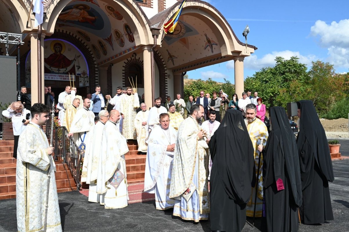 Trei ierarhi au sfințit Biserica „Sfântul Mare Mucenic Dimitrie, Izvorâtorul de Mir”, din Oradea 375346