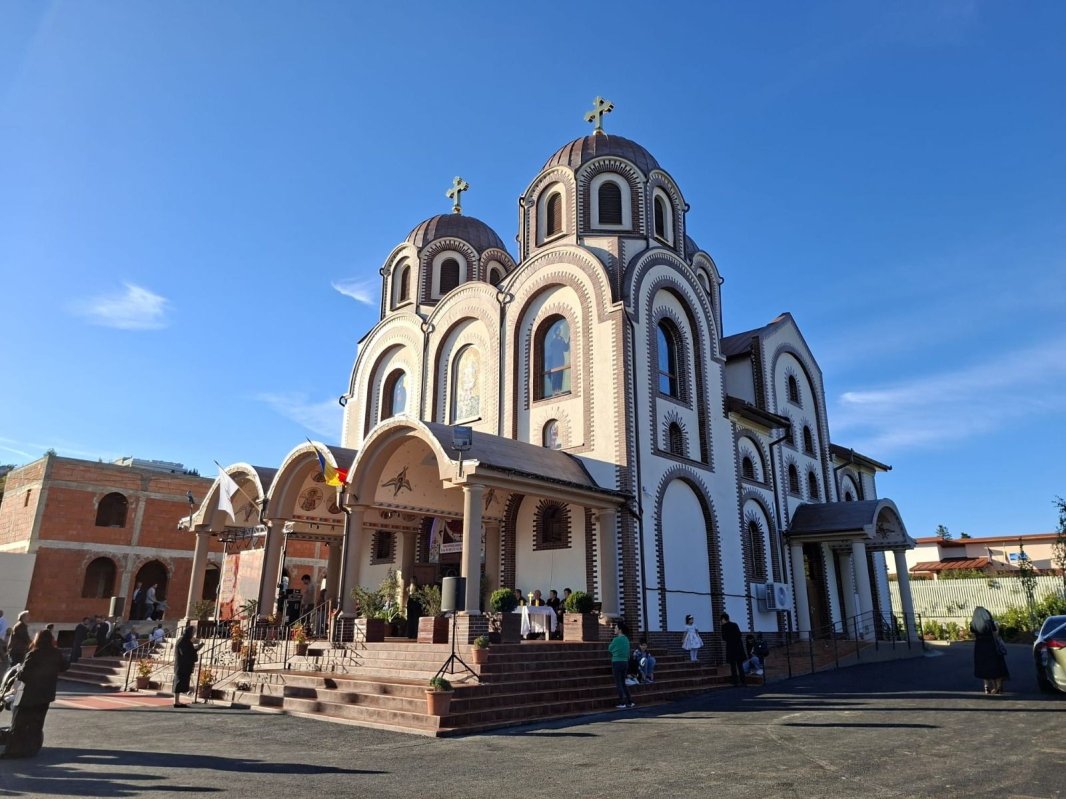 Trei ierarhi au sfințit Biserica „Sfântul Mare Mucenic Dimitrie, Izvorâtorul de Mir”, din Oradea 375348