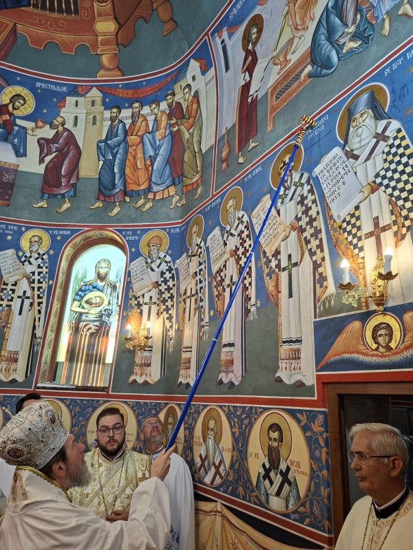 Trei ierarhi au sfințit Biserica „Sfântul Mare Mucenic Dimitrie, Izvorâtorul de Mir”, din Oradea 375349