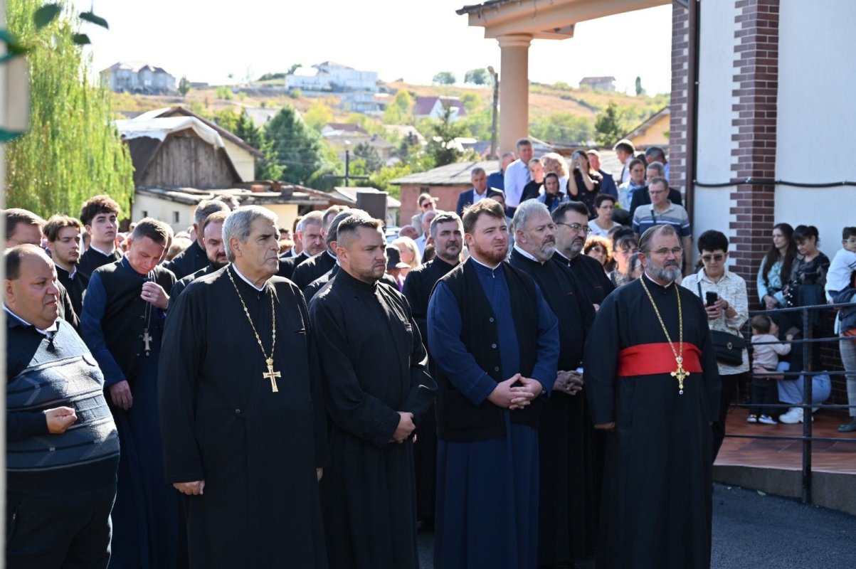 Trei ierarhi au sfințit Biserica „Sfântul Mare Mucenic Dimitrie, Izvorâtorul de Mir”, din Oradea 375350