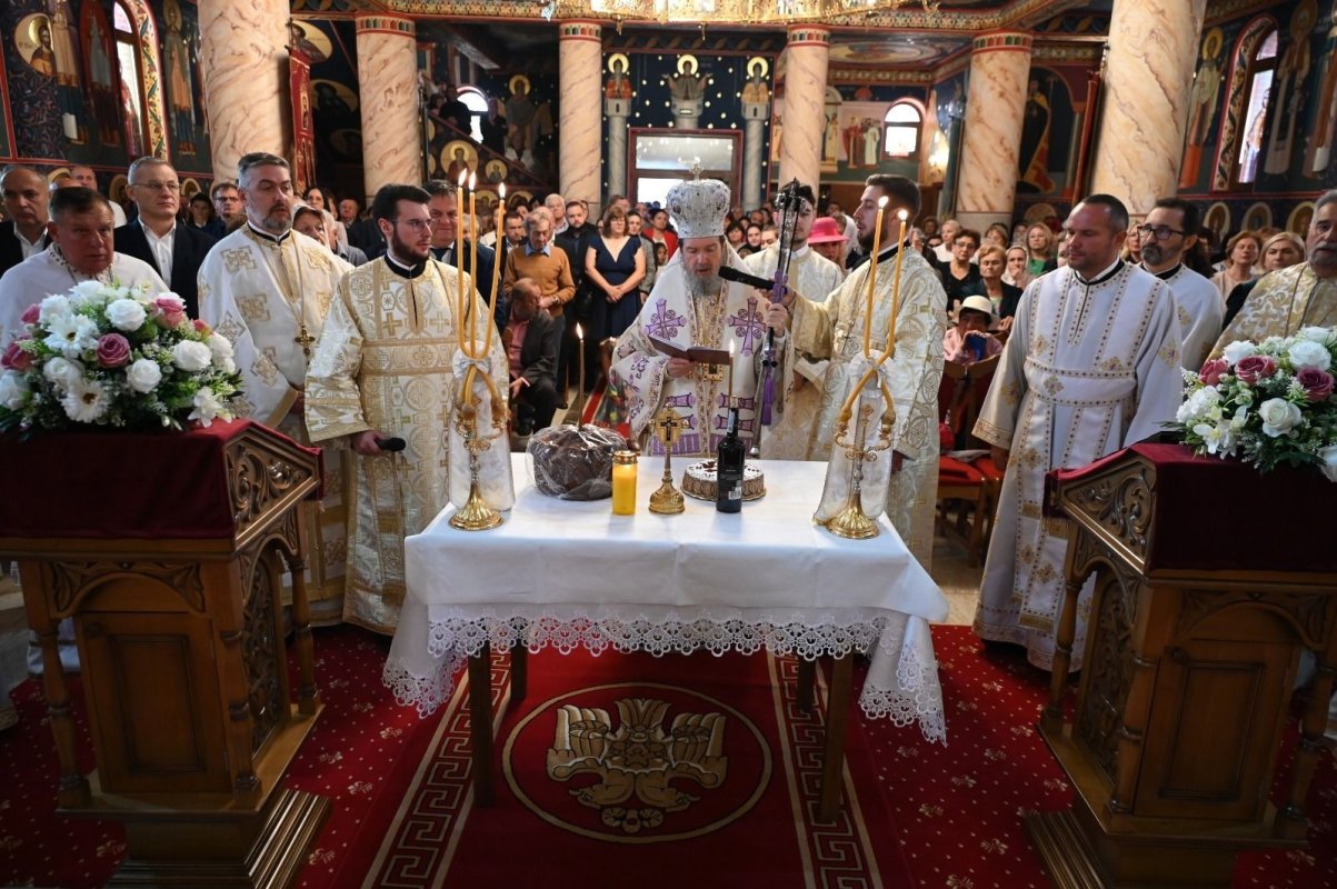 Trei ierarhi au sfințit Biserica „Sfântul Mare Mucenic Dimitrie, Izvorâtorul de Mir”, din Oradea 375351