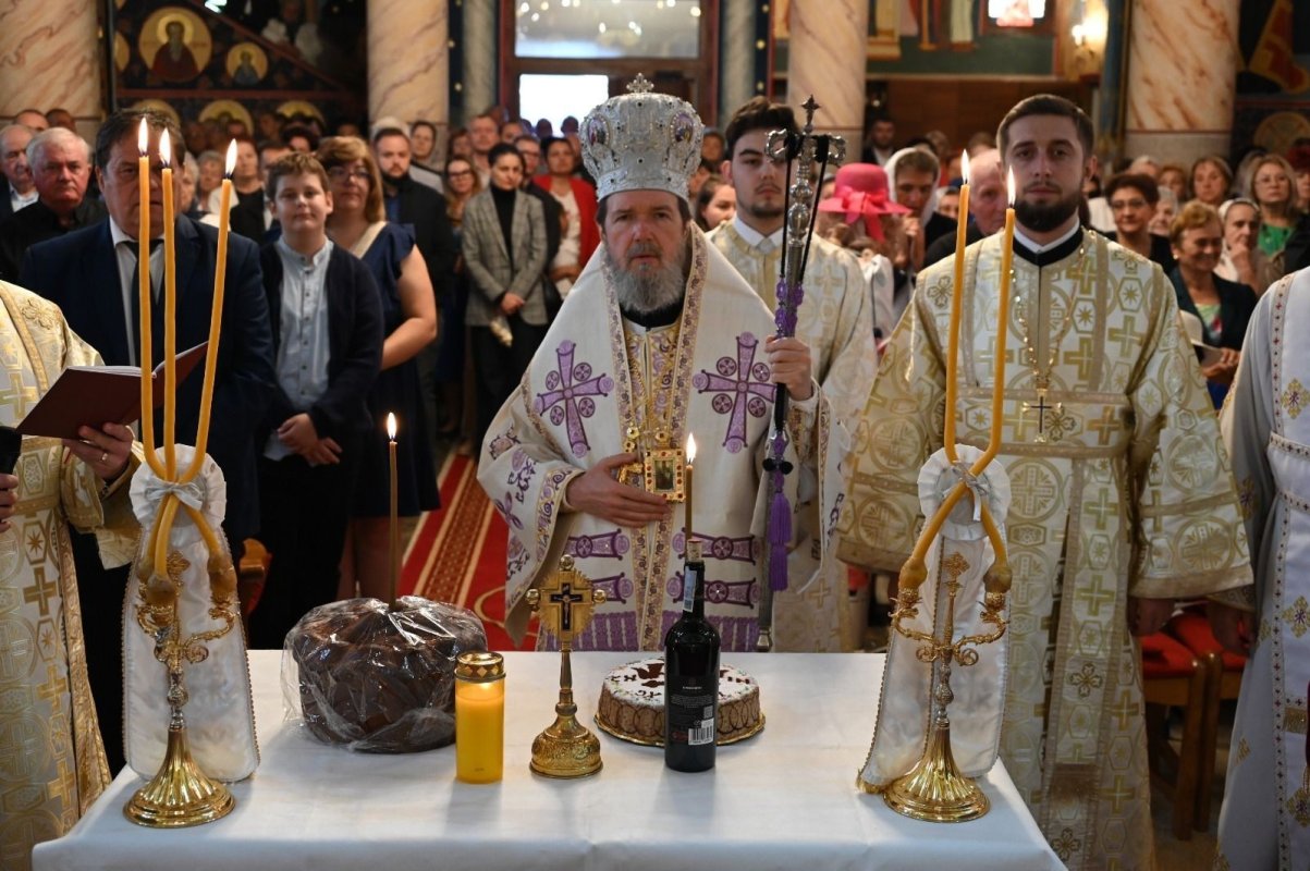 Trei ierarhi au sfințit Biserica „Sfântul Mare Mucenic Dimitrie, Izvorâtorul de Mir”, din Oradea 375352