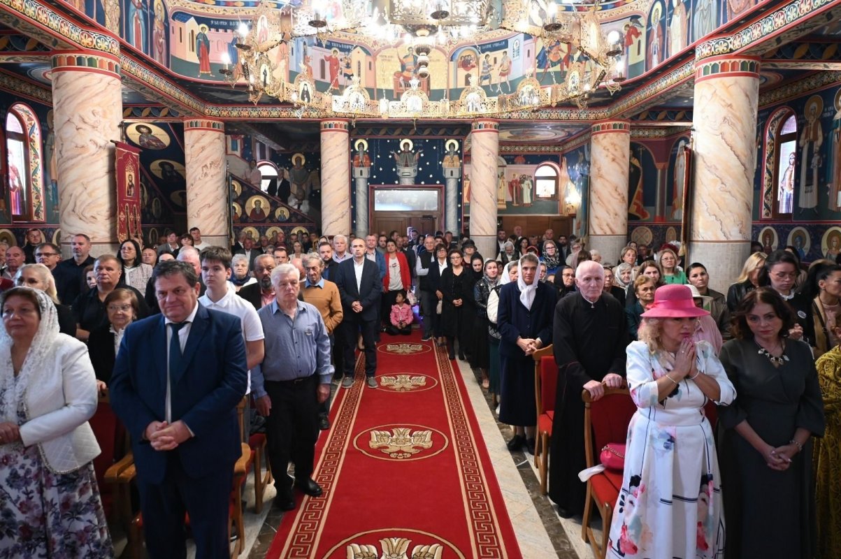 Trei ierarhi au sfințit Biserica „Sfântul Mare Mucenic Dimitrie, Izvorâtorul de Mir”, din Oradea 375353