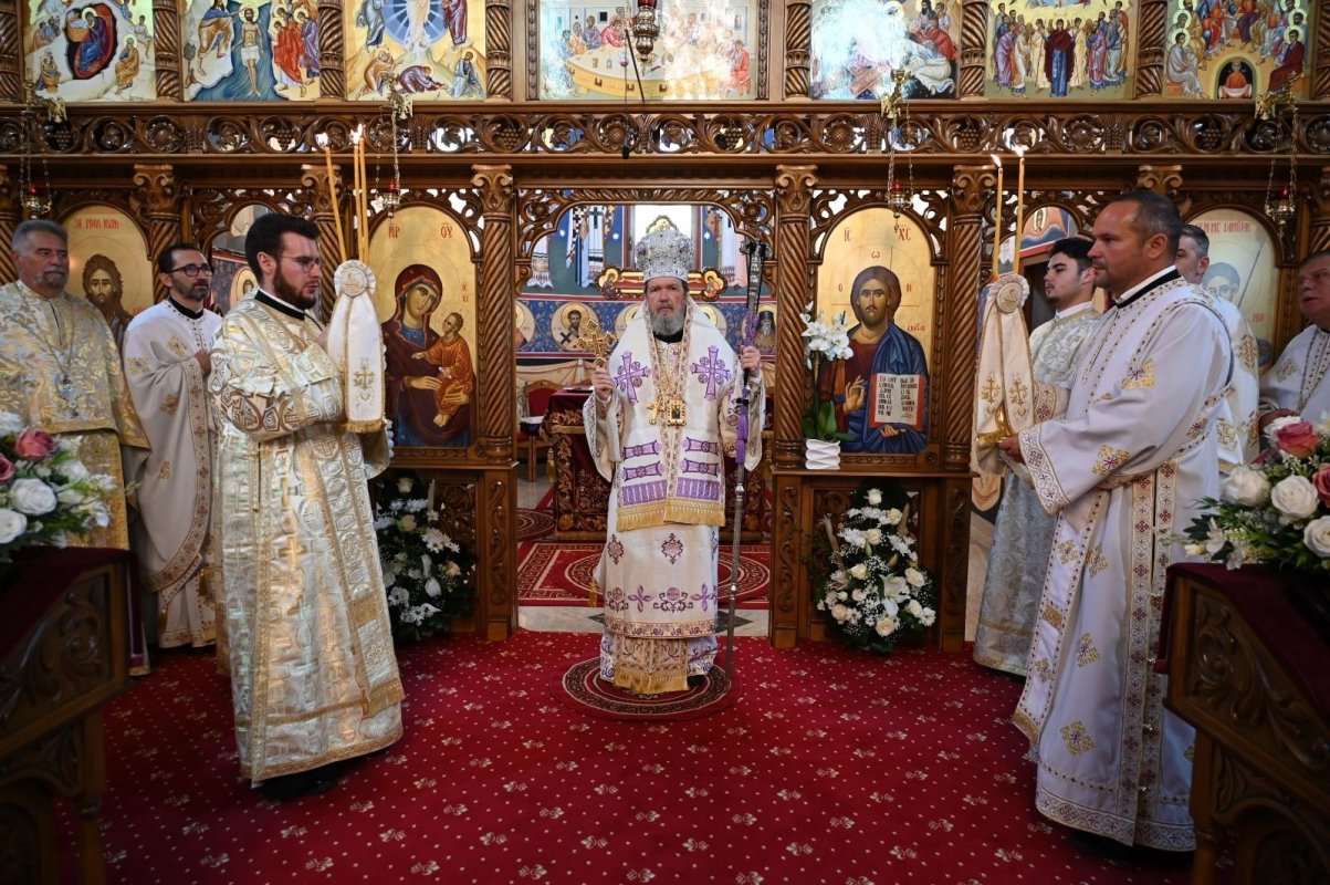 Trei ierarhi au sfințit Biserica „Sfântul Mare Mucenic Dimitrie, Izvorâtorul de Mir”, din Oradea 375354