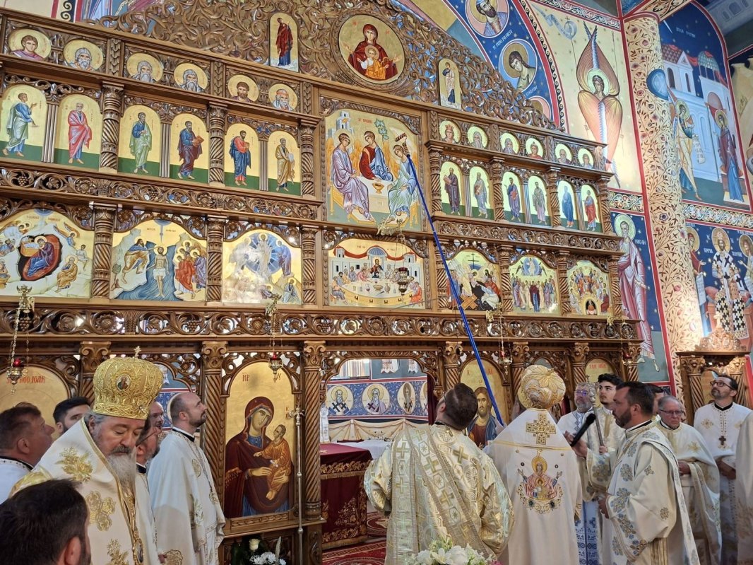 Trei ierarhi au sfințit Biserica „Sfântul Mare Mucenic Dimitrie, Izvorâtorul de Mir”, din Oradea 375355