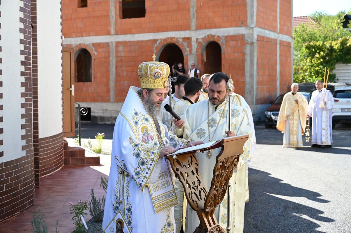 Trei ierarhi au sfințit Biserica „Sfântul Mare Mucenic Dimitrie, Izvorâtorul de Mir”, din Oradea 375356