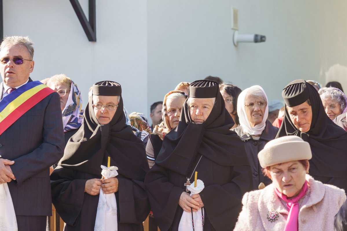 Biserica Parohiei Agafton a fost sfințită de doi ierarhi 375867