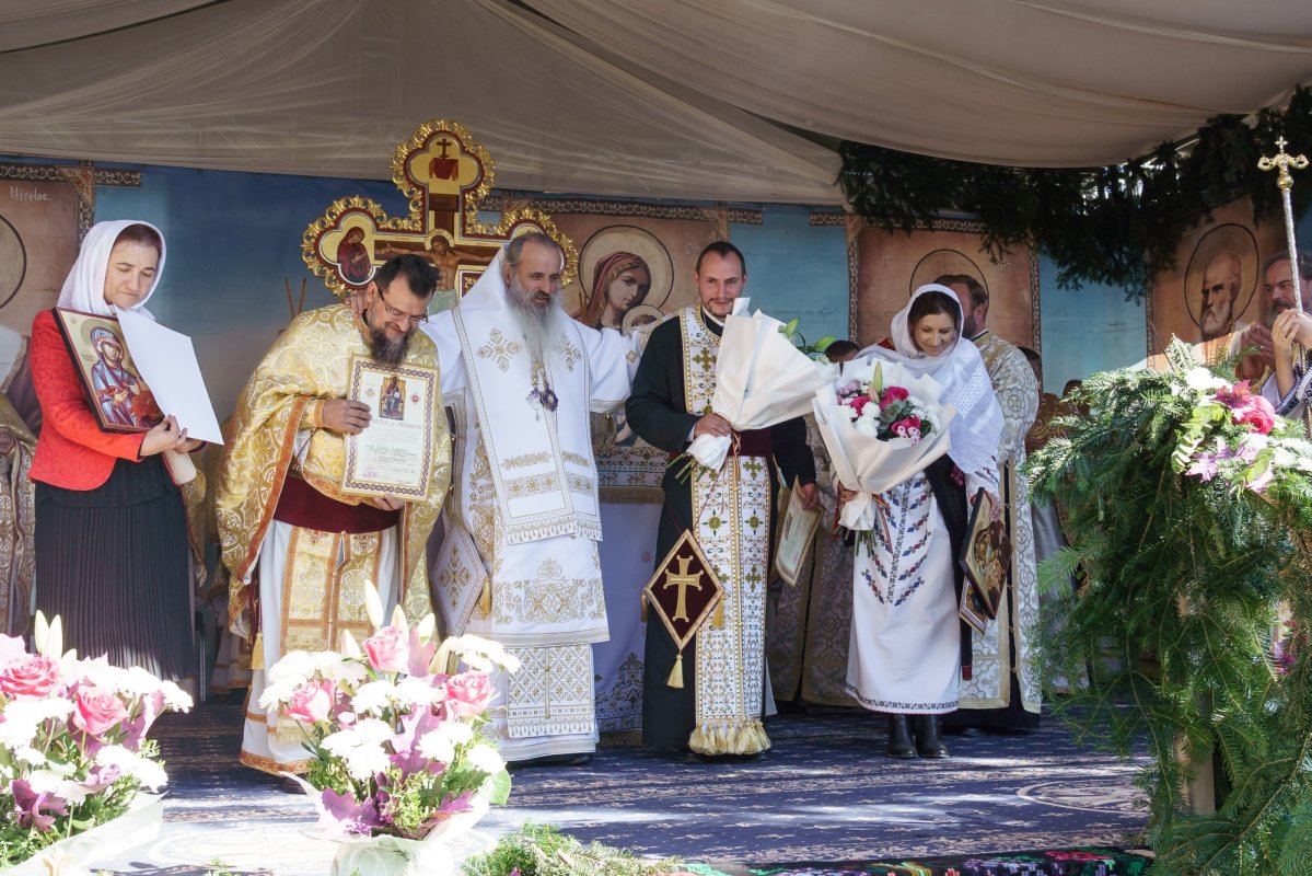 Biserica Parohiei Agafton a fost sfințită de doi ierarhi 375870