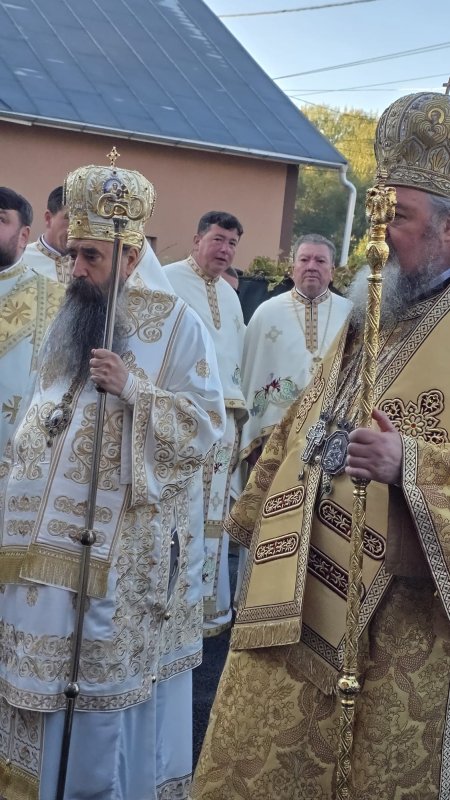 Doi ierarhi au târnosit o biserică nouă din Teleorman 376093