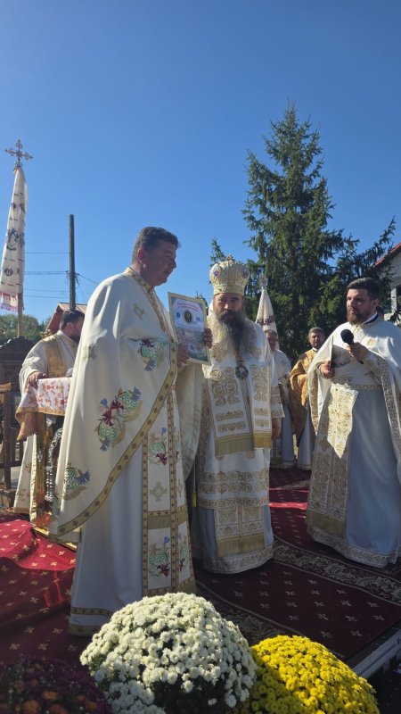 Doi ierarhi au târnosit o biserică nouă din Teleorman 376094