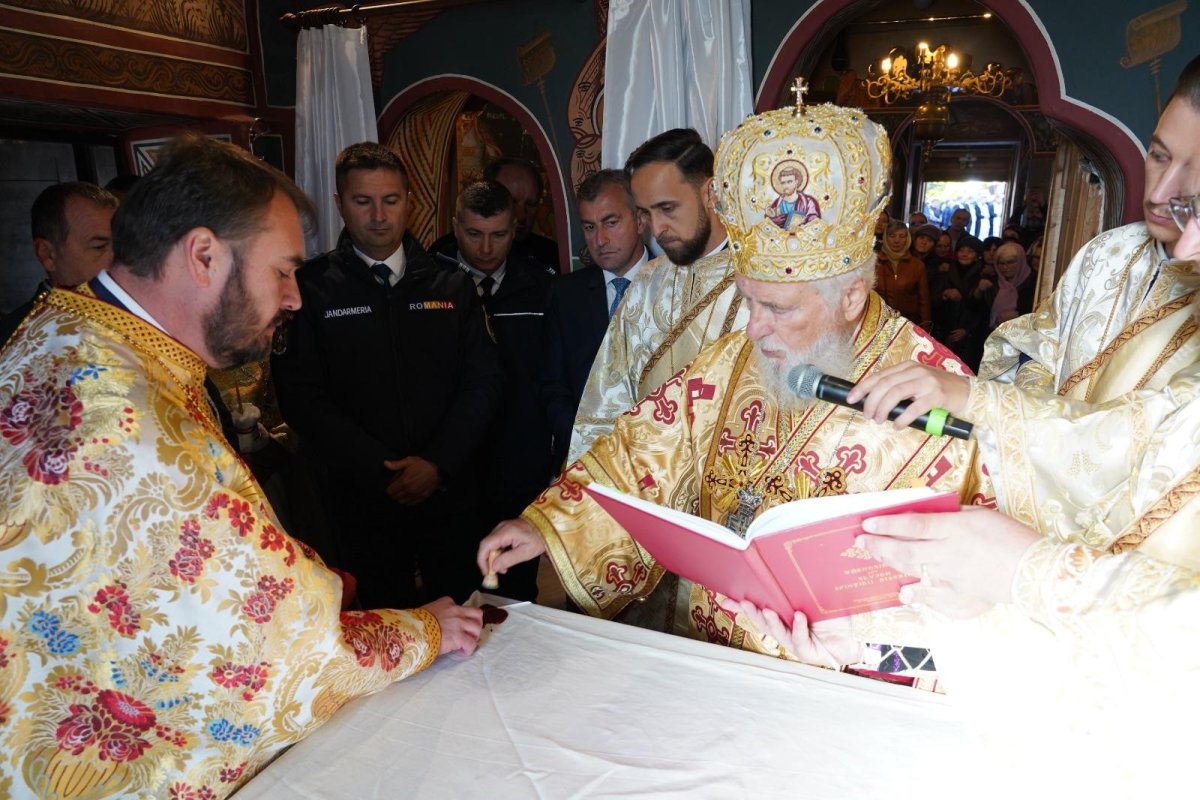 Sfinţirea bisericii Mănăstirii Cota 1000 din Arhiepiscopia Târgoviștei 376040