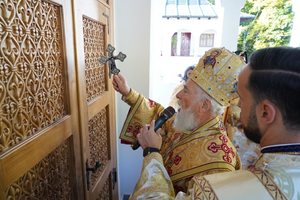 Sfinţirea bisericii Mănăstirii Cota 1000 din Arhiepiscopia Târgoviștei 376041