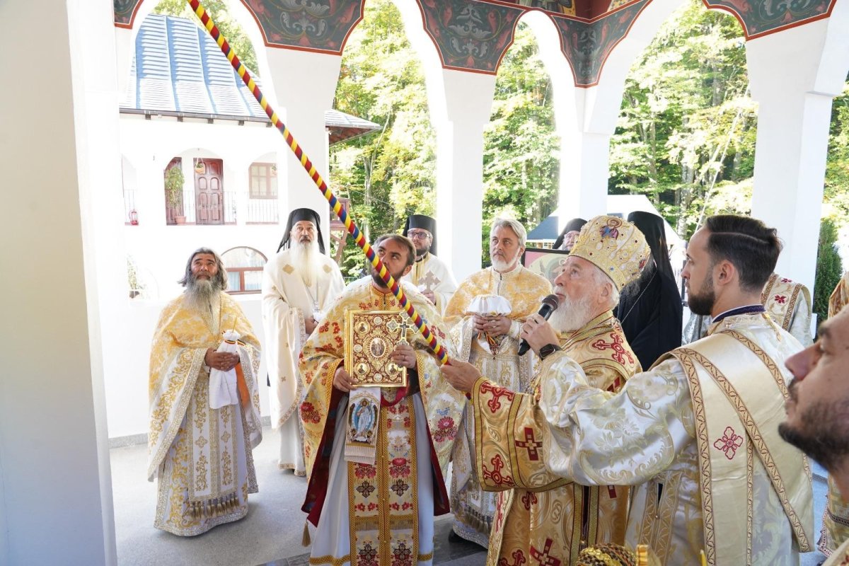 Sfinţirea bisericii Mănăstirii Cota 1000 din Arhiepiscopia Târgoviștei 376042