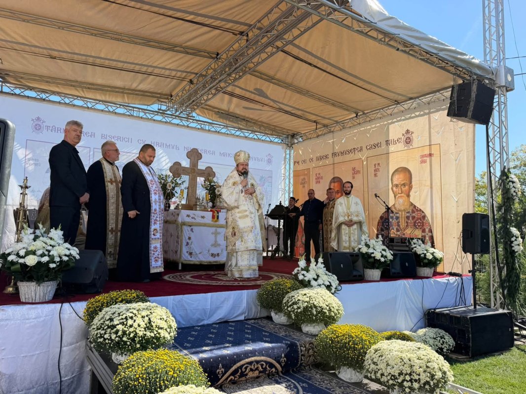 Veşmântul harului pentru Biserica „Nașterea Maicii Domnului” din Bătești 376047