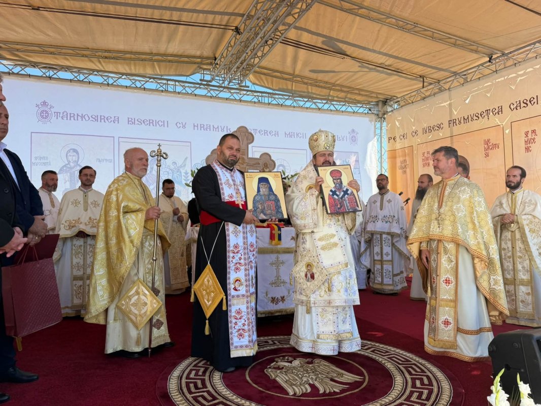 Veşmântul harului pentru Biserica „Nașterea Maicii Domnului” din Bătești 376048