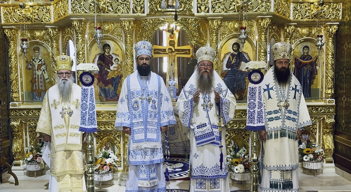 Patru ierarhi au slujit la hramul Catedralei Episcopale din Miercurea-Ciuc 376128