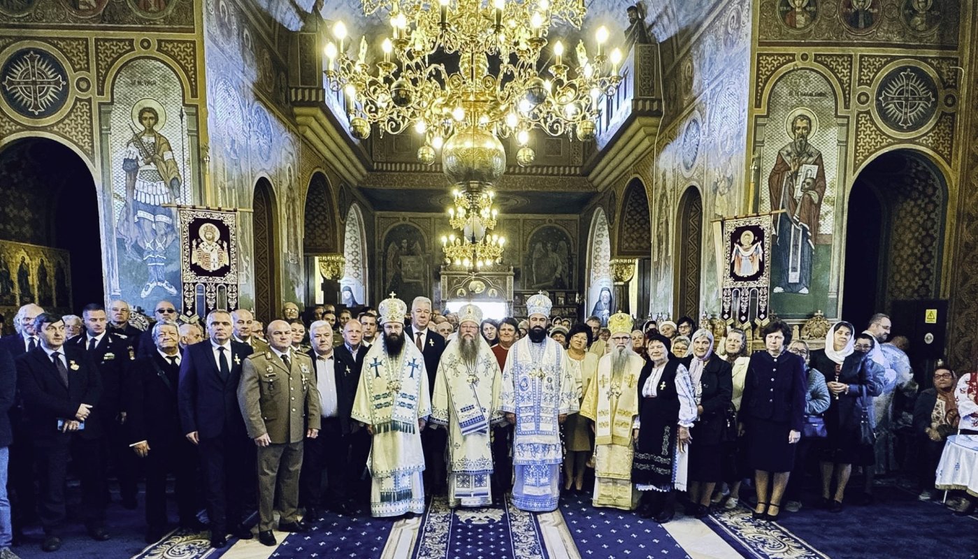 Patru ierarhi au slujit la hramul Catedralei Episcopale din Miercurea-Ciuc 376130