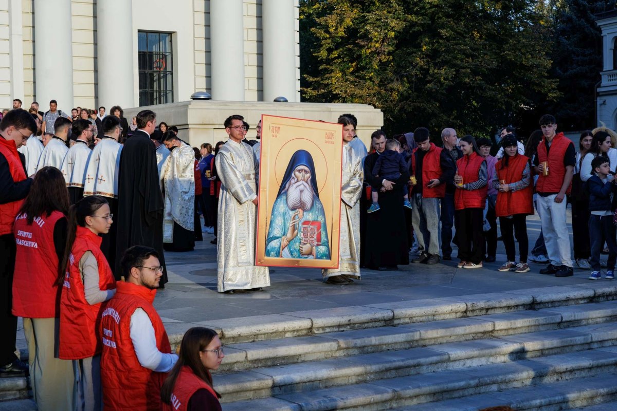 Moaștele Sfântului Paisie de la Sihăstria au ajuns la Catedrala Mitropolitană din Iași 376341