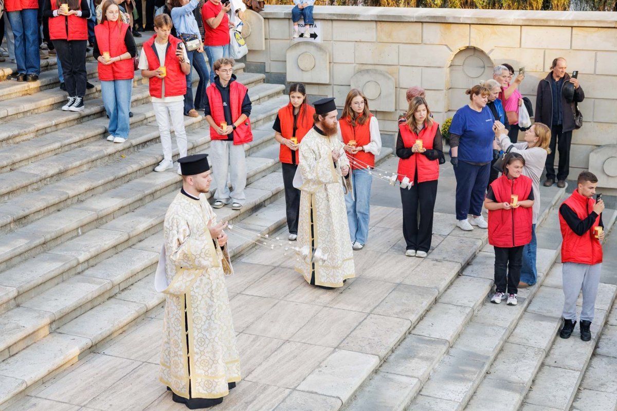 Moaștele Sfântului Paisie de la Sihăstria au ajuns la Catedrala Mitropolitană din Iași 376343