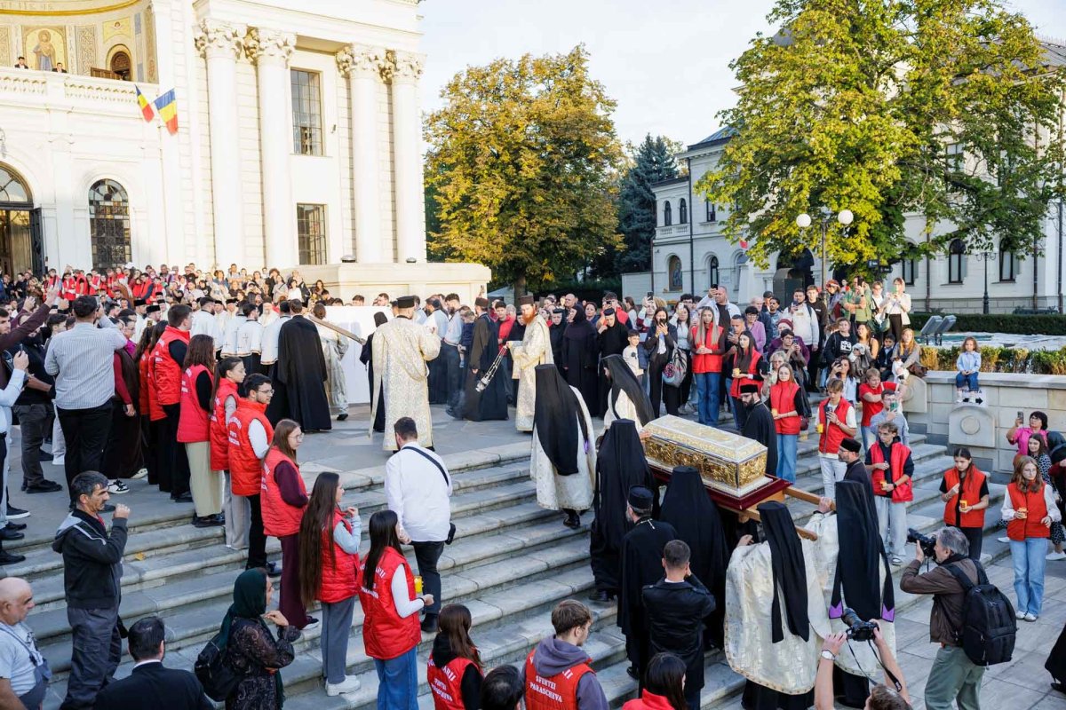 Moaștele Sfântului Paisie de la Sihăstria au ajuns la Catedrala Mitropolitană din Iași 376344