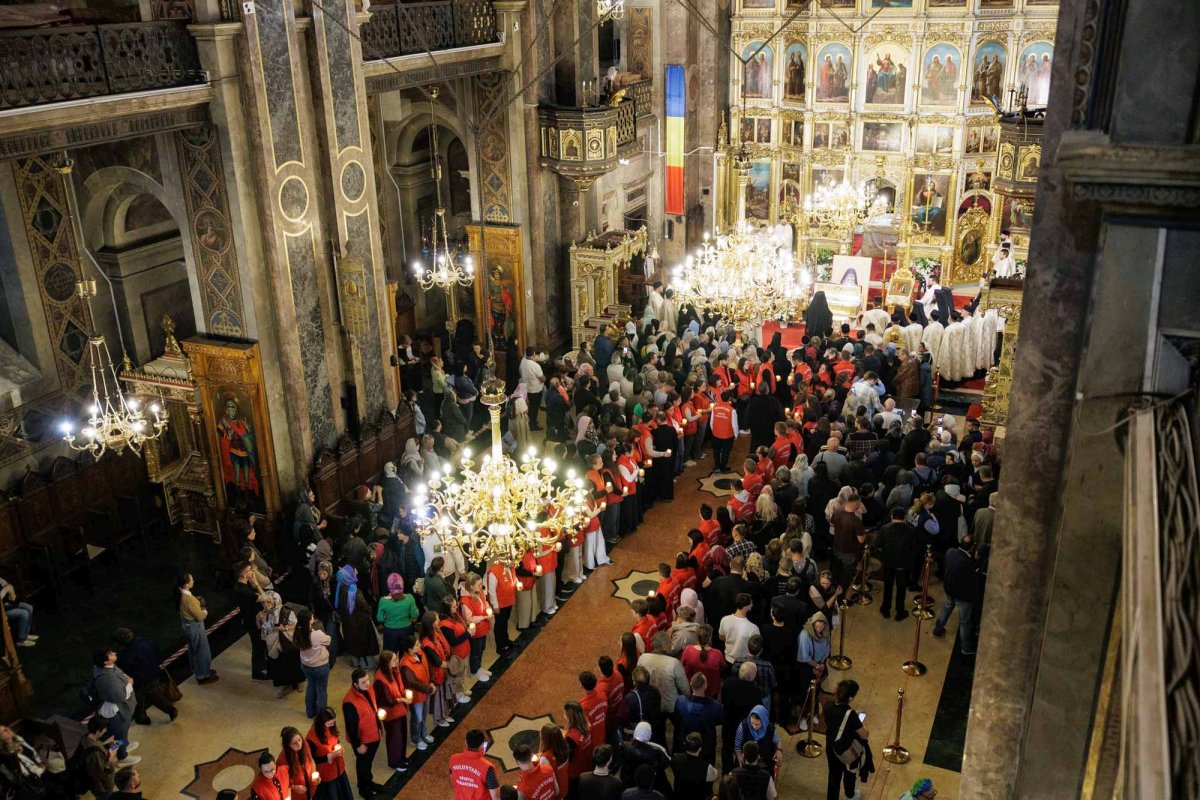 Moaștele Sfântului Paisie de la Sihăstria au ajuns la Catedrala Mitropolitană din Iași 376347