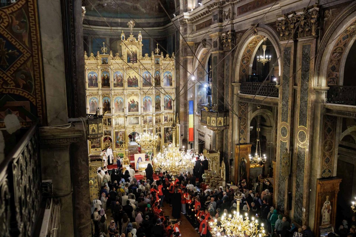 Moaștele Sfântului Paisie de la Sihăstria au ajuns la Catedrala Mitropolitană din Iași 376348