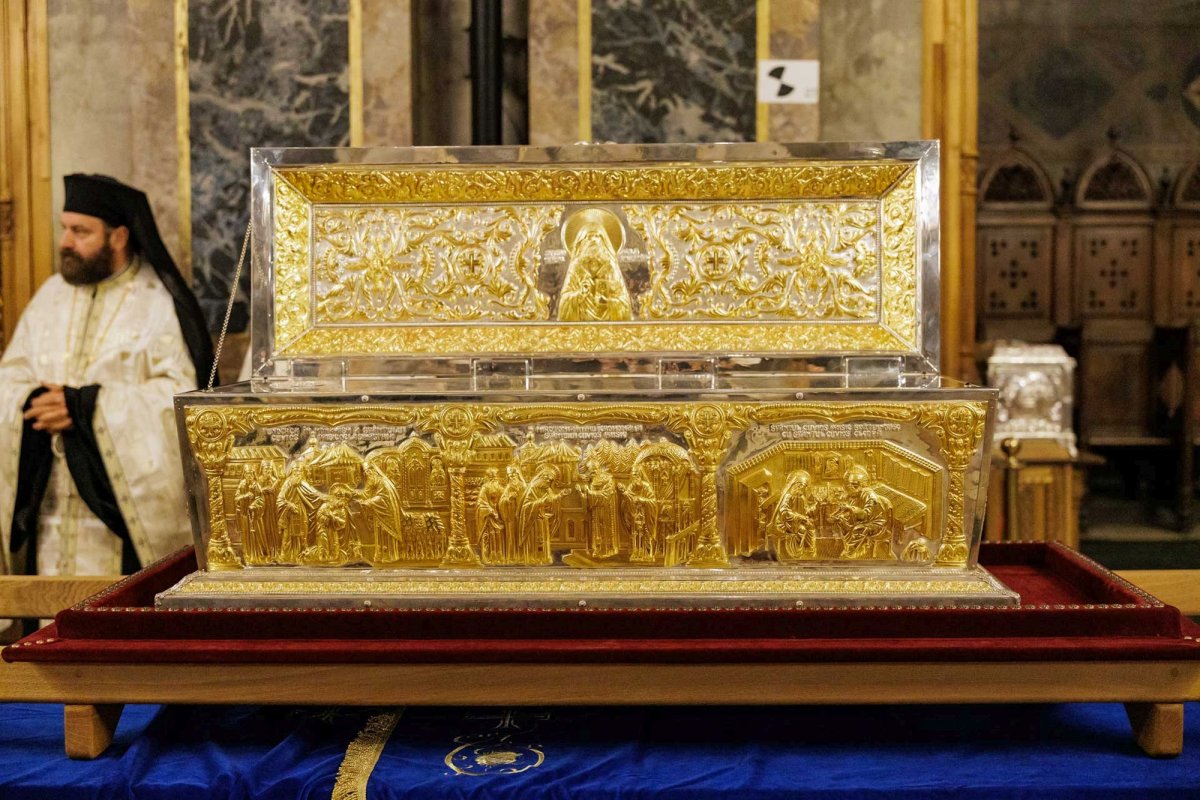 A început hramul Sfintei Parascheva de la Iași 376389