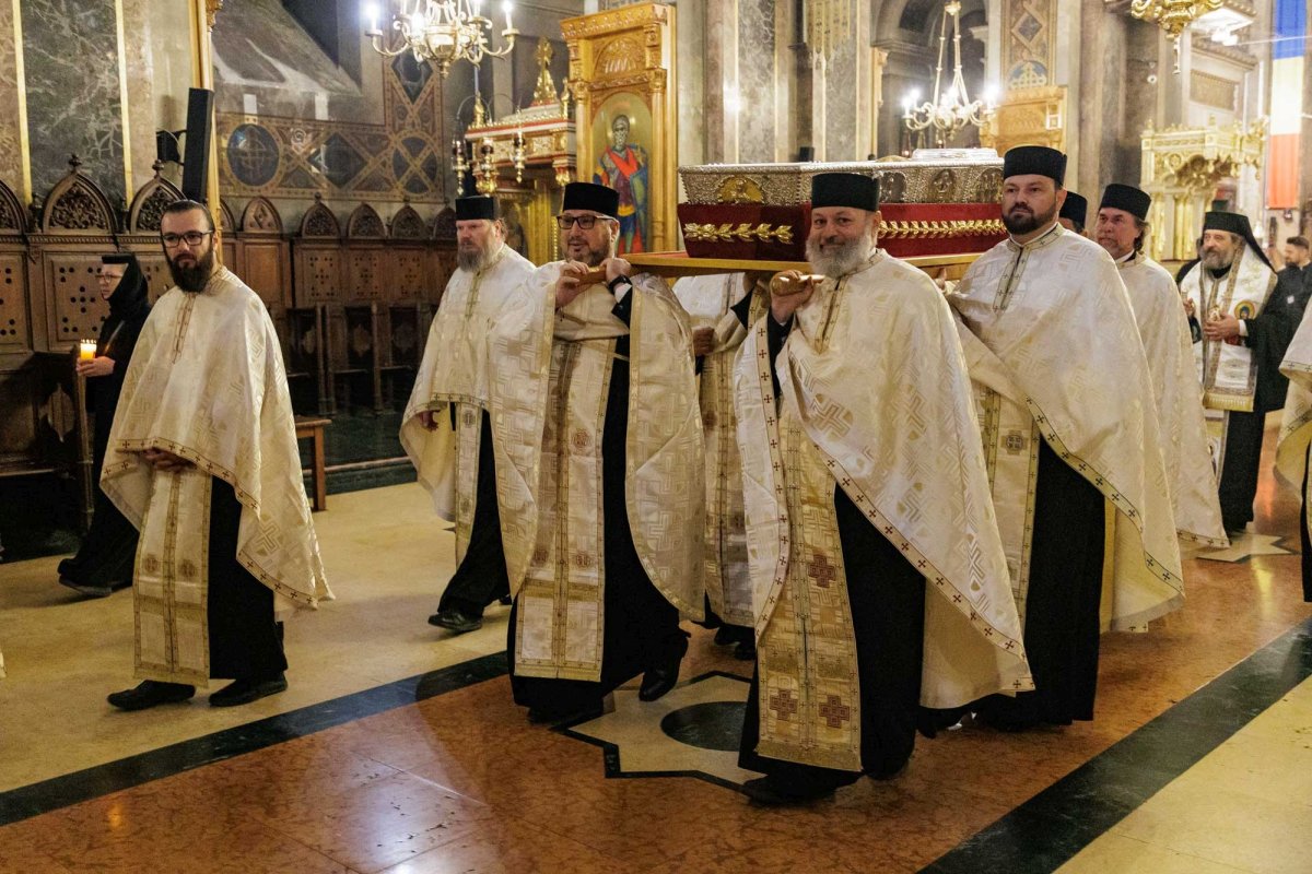 A început hramul Sfintei Parascheva de la Iași 376392