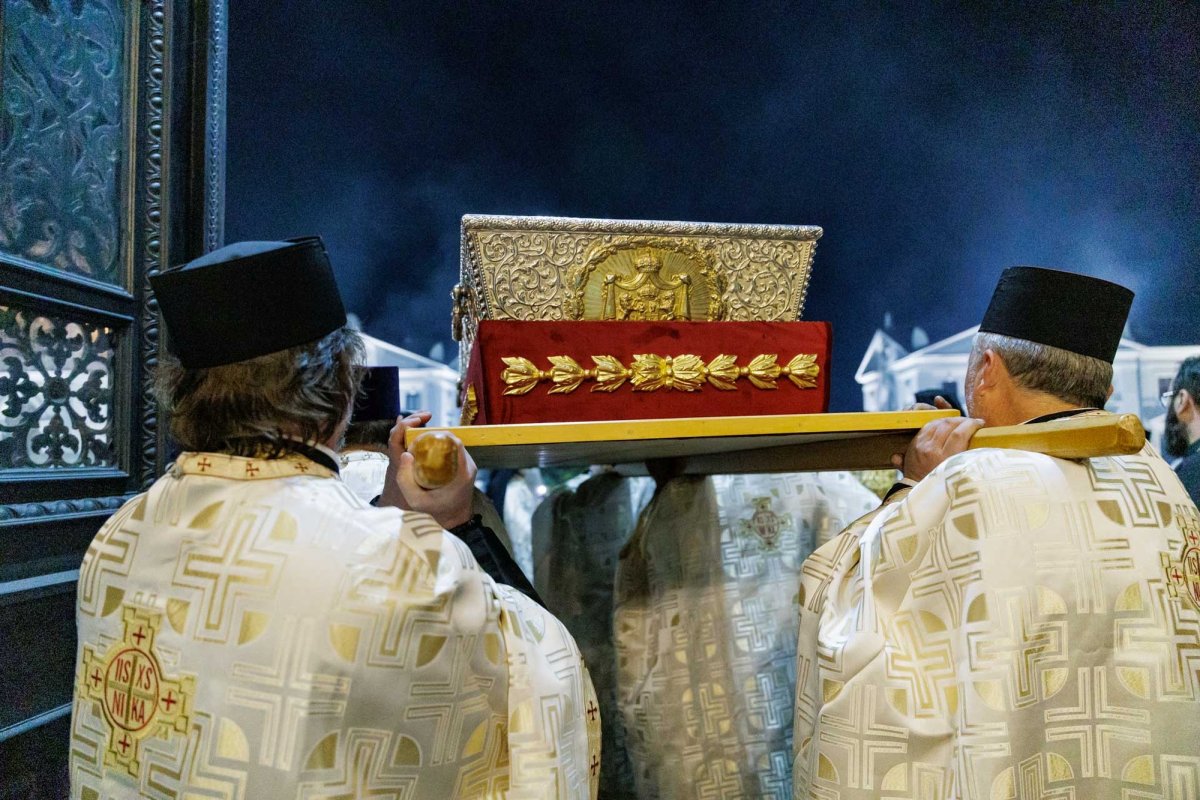 A început hramul Sfintei Parascheva de la Iași 376393