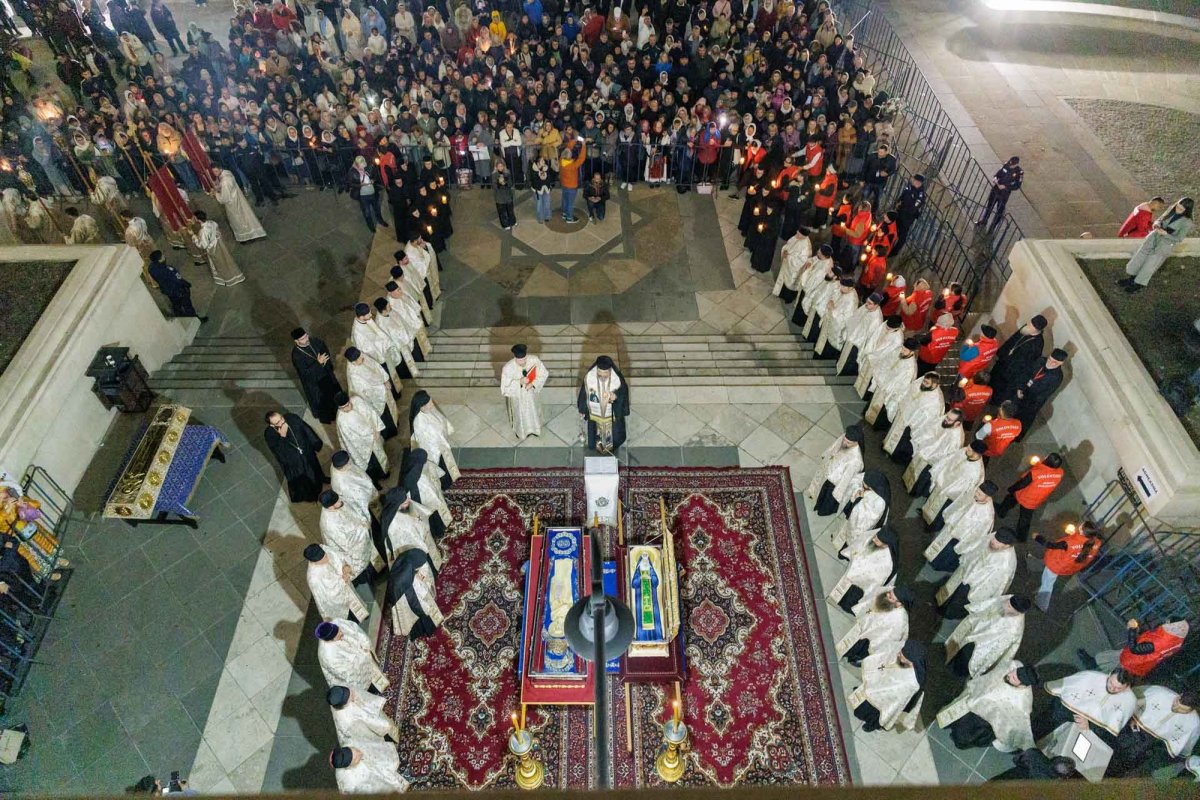 A început hramul Sfintei Parascheva de la Iași 376394