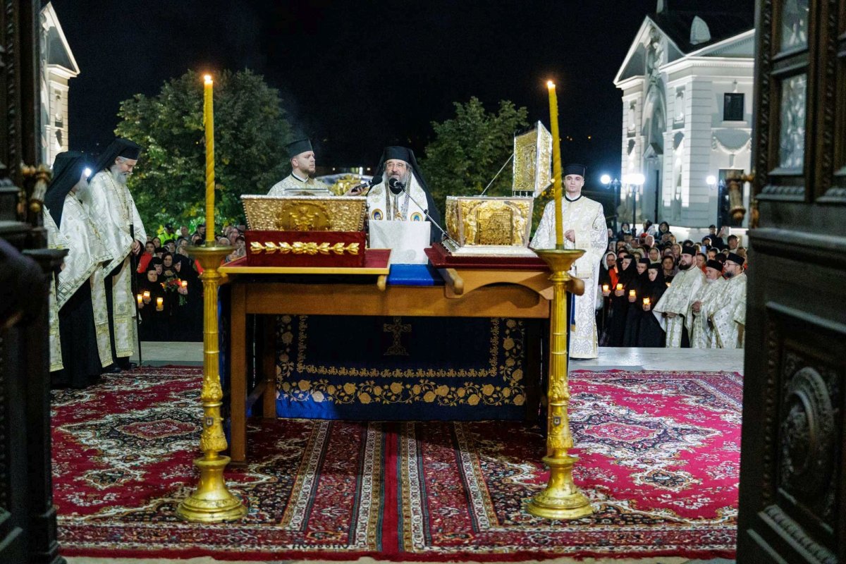 A început hramul Sfintei Parascheva de la Iași 376395