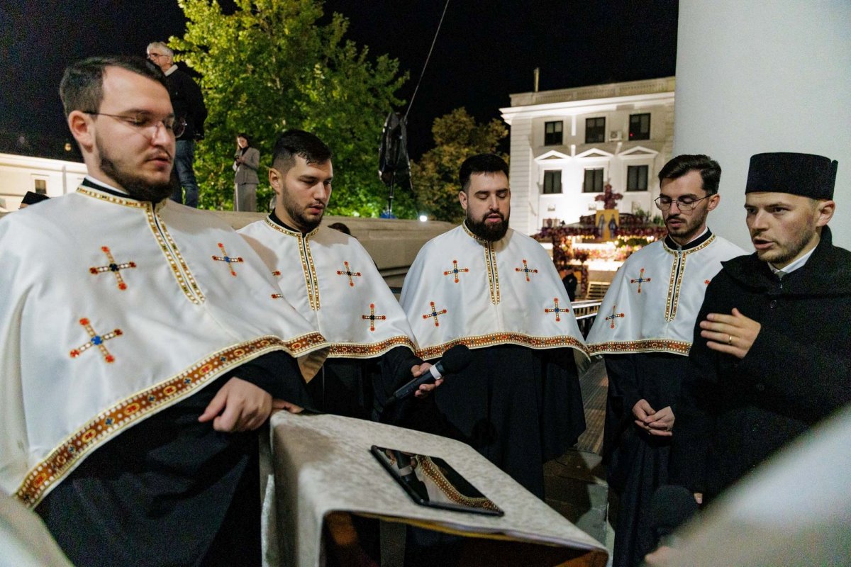 A început hramul Sfintei Parascheva de la Iași 376398