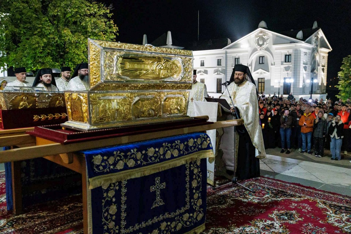 A început hramul Sfintei Parascheva de la Iași 376399