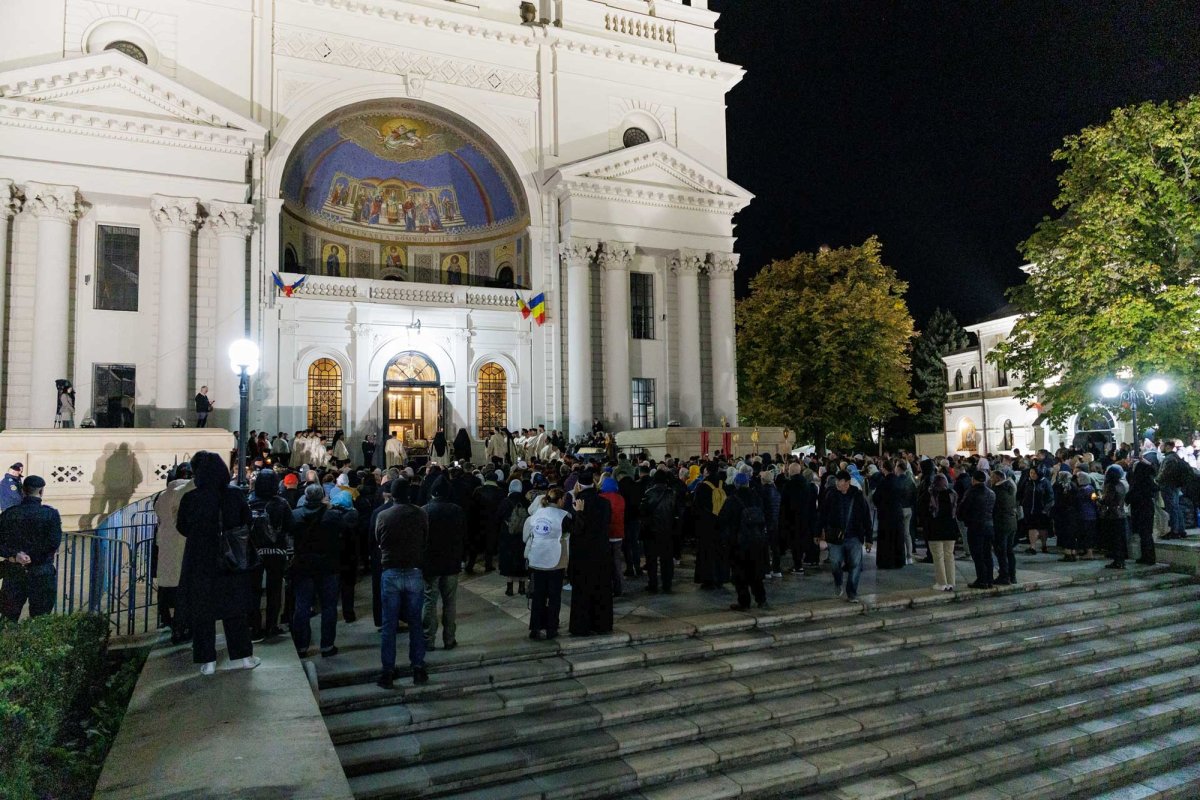 A început hramul Sfintei Parascheva de la Iași 376400