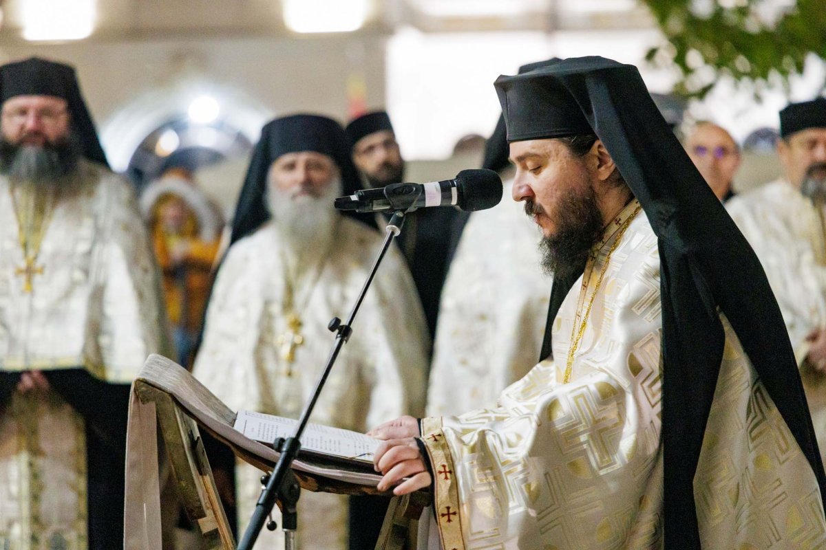 A început hramul Sfintei Parascheva de la Iași 376401