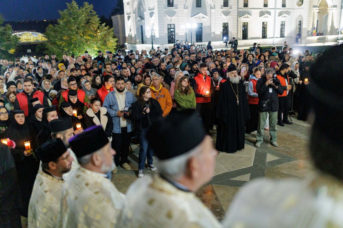 A început hramul Sfintei Parascheva de la Iași 376414