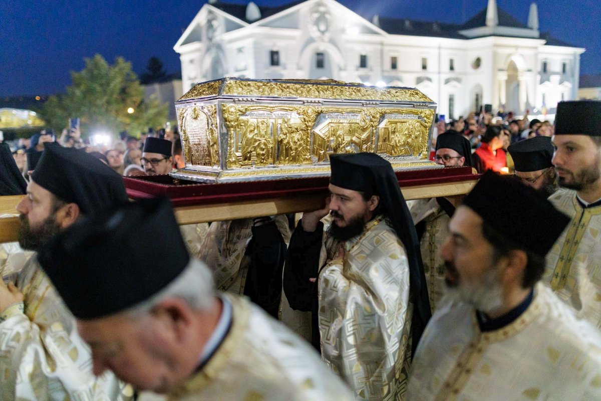 A început hramul Sfintei Parascheva de la Iași 376416