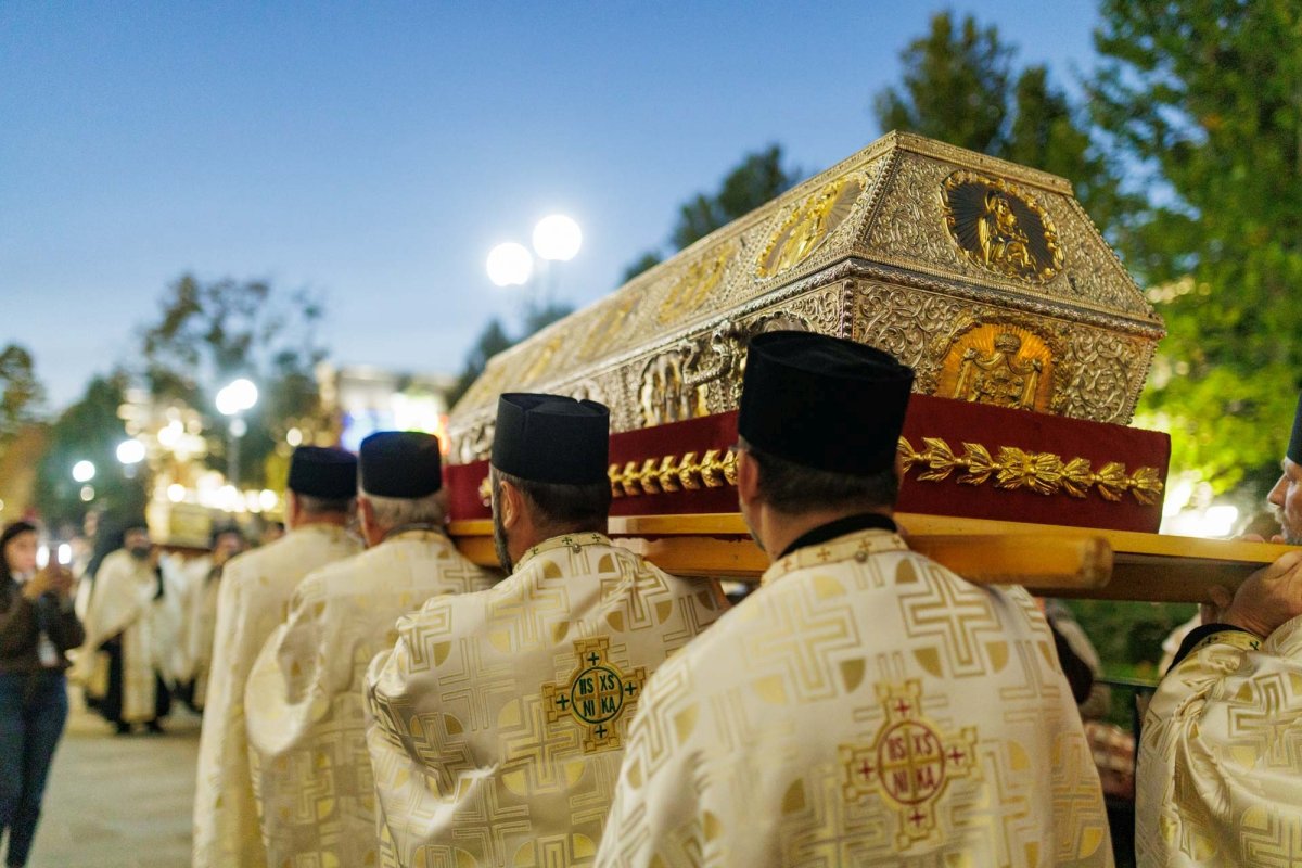 A început hramul Sfintei Parascheva de la Iași 376424
