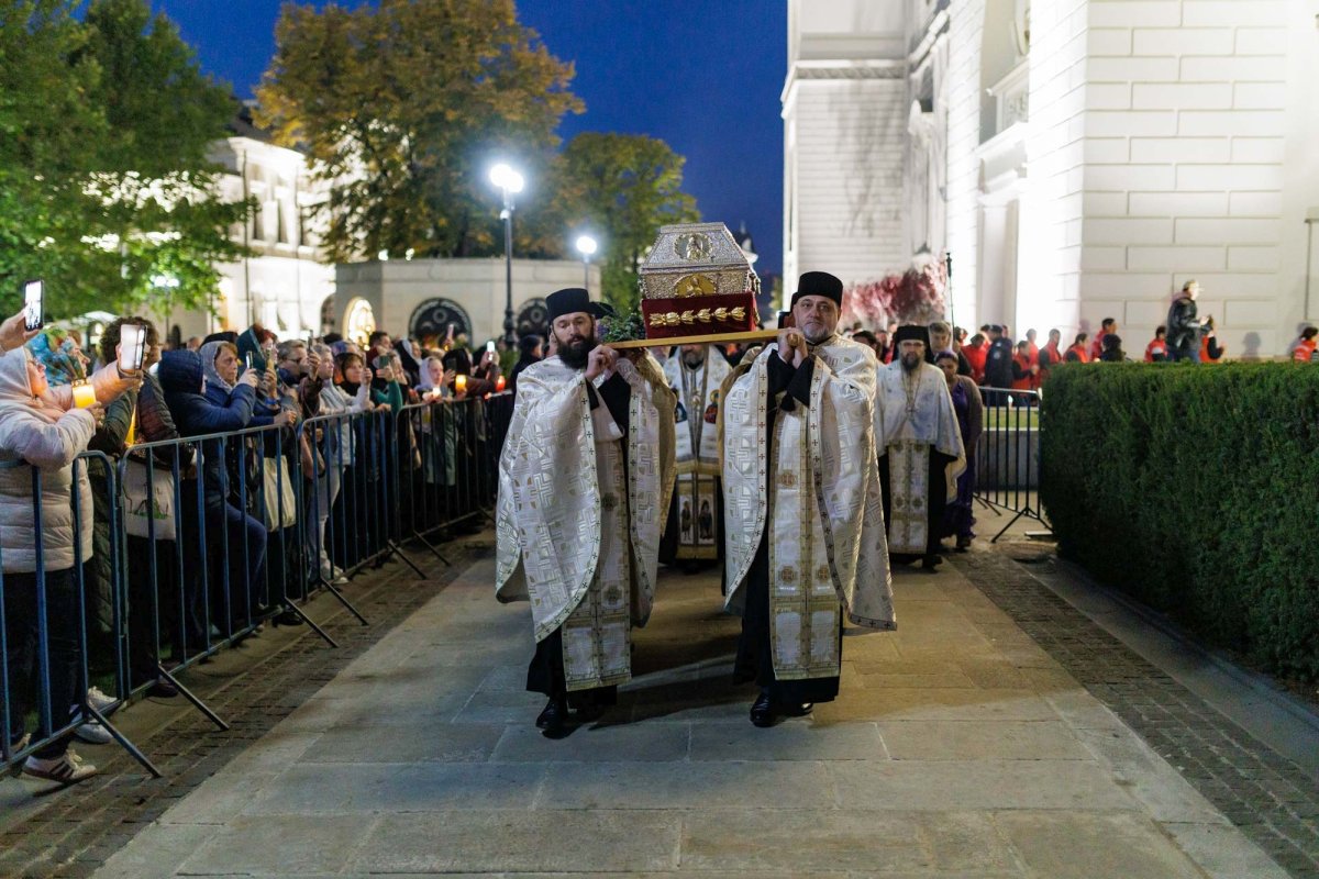 A început hramul Sfintei Parascheva de la Iași 376426