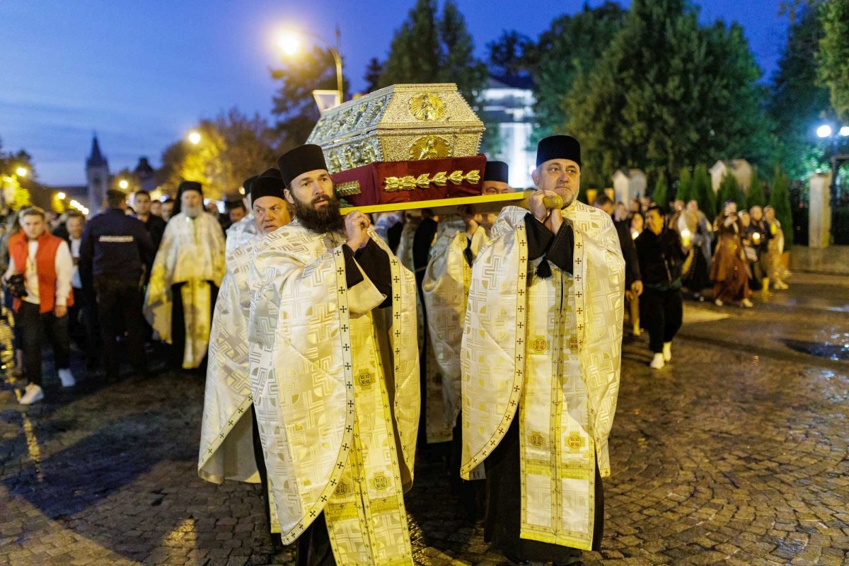 A început hramul Sfintei Parascheva de la Iași 376427