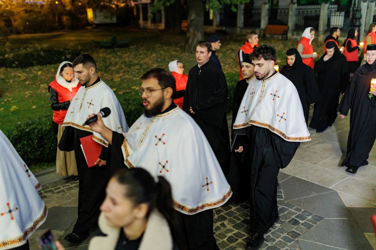 A început hramul Sfintei Parascheva de la Iași 376429