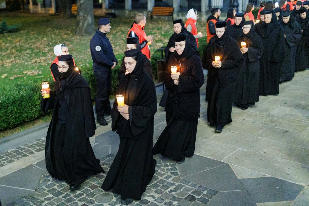 A început hramul Sfintei Parascheva de la Iași 376430