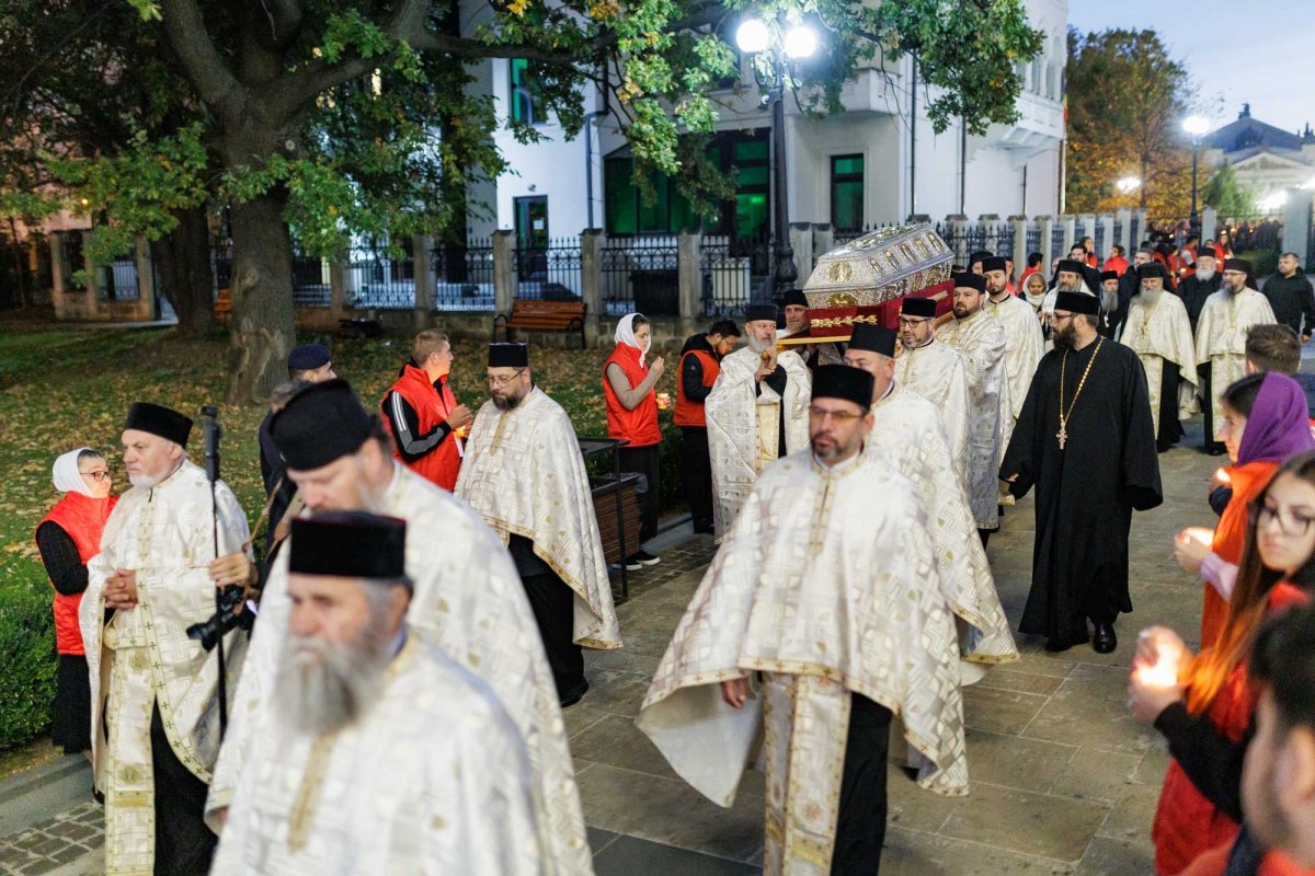 A început hramul Sfintei Parascheva de la Iași 376431