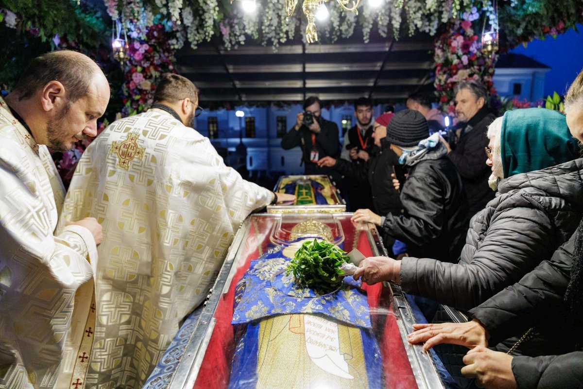 A început hramul Sfintei Parascheva de la Iași 376437