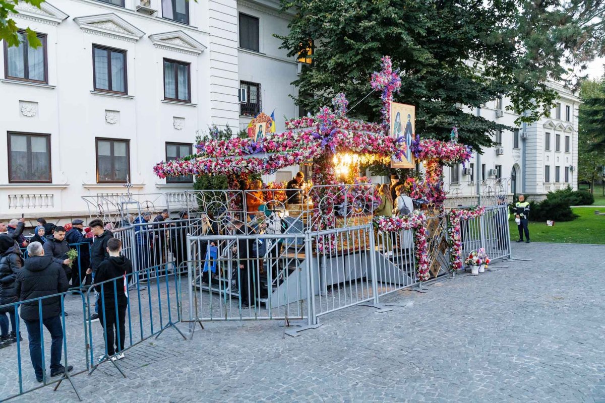 A început hramul Sfintei Parascheva de la Iași 376443
