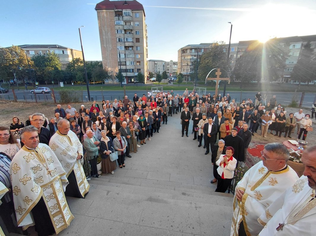 Clopotele bisericii din cartierul orădean Nufărul au fost sfințite 376445