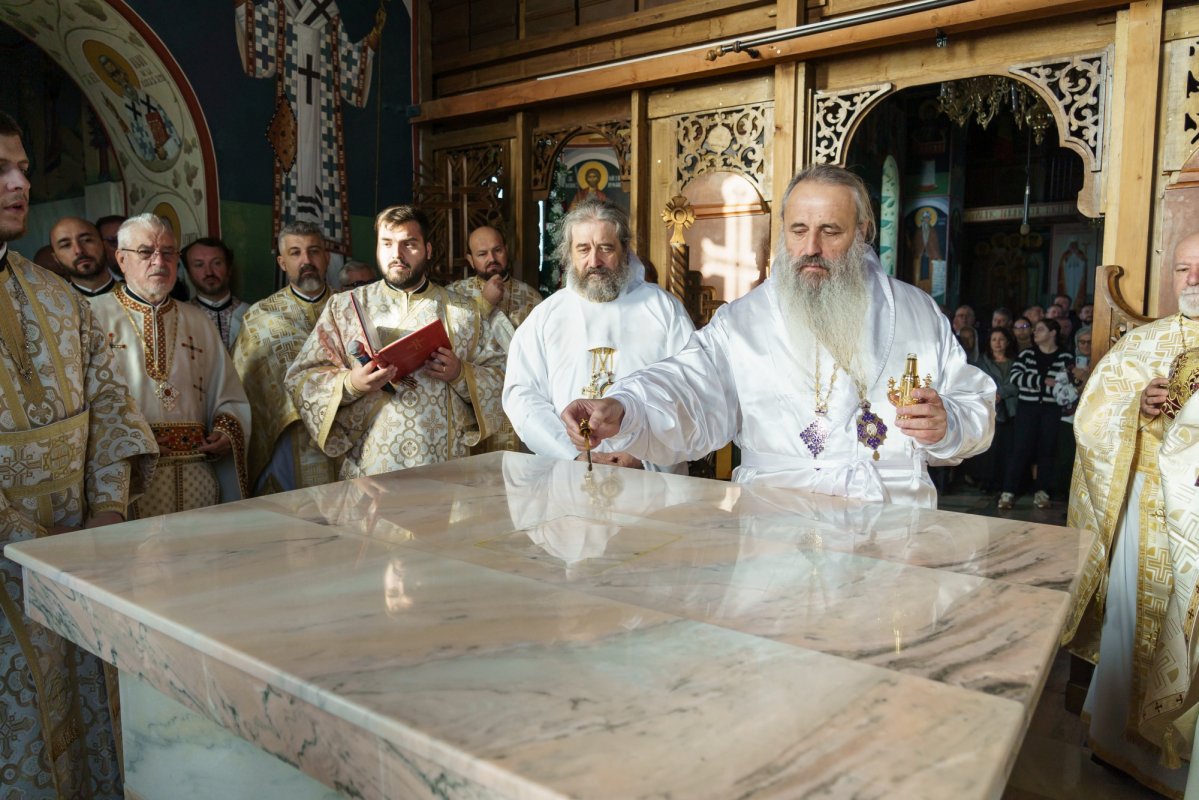 Biserica „Sfinții Împărați Constantin și Elena” - Galata din Iași a primit veșmântul sfințirii 376645