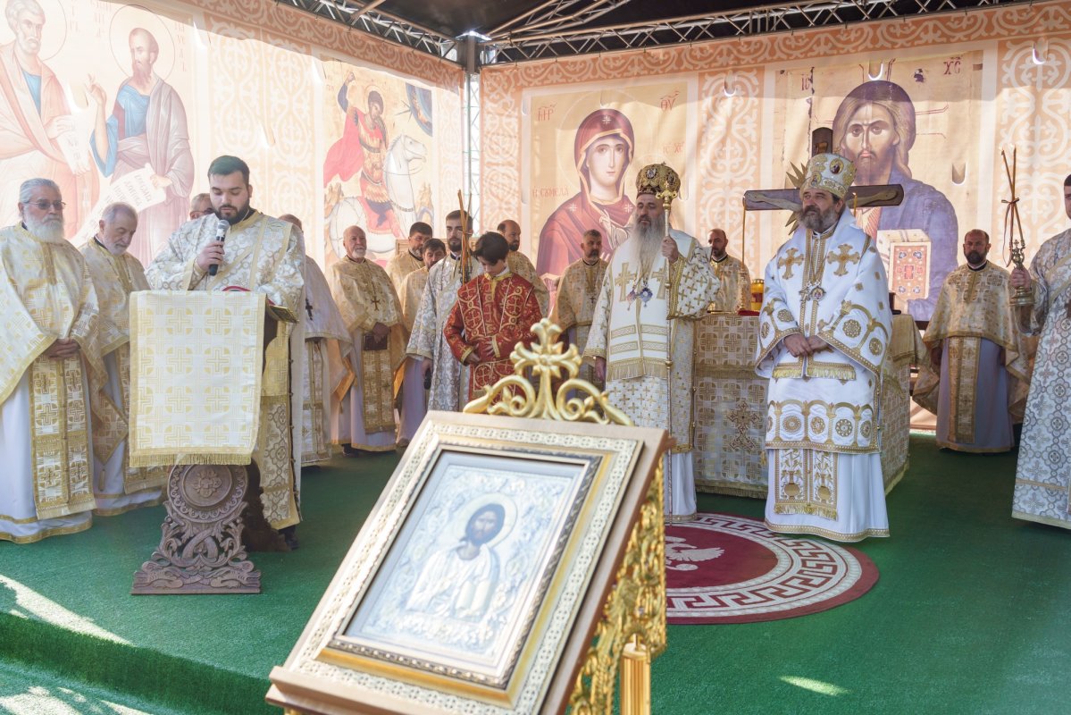 Biserica „Sfinții Împărați Constantin și Elena” - Galata din Iași a primit veșmântul sfințirii 376648