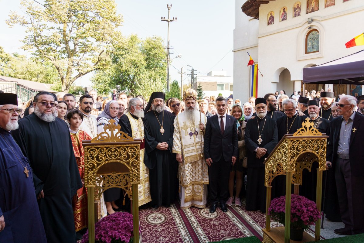 Biserica „Sfinții Împărați Constantin și Elena” - Galata din Iași a primit veșmântul sfințirii 376653